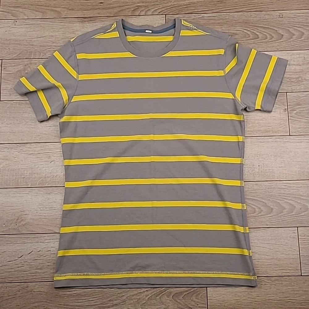 LULULEMON Grey Yellow Striped Athletic Sz Medium Mens Workout T Shirt - Picture 1 of 3